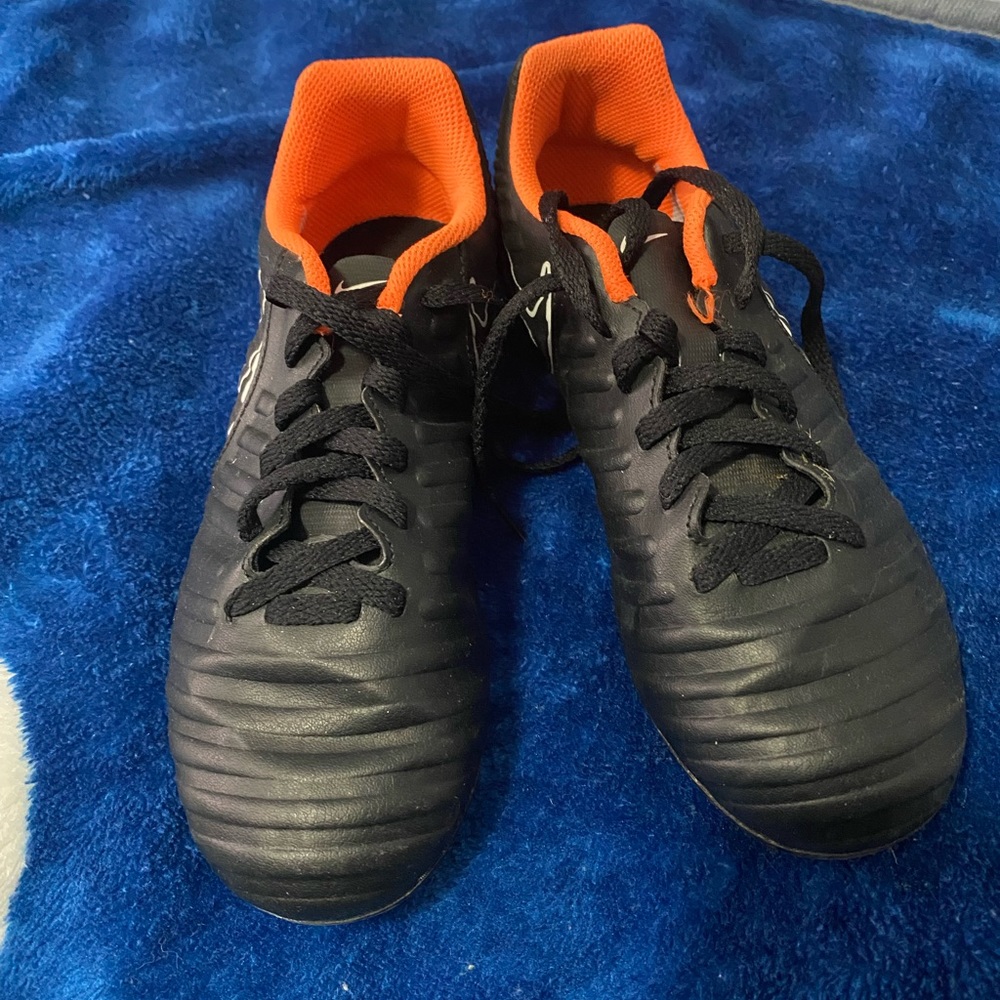 Nike Tiempo soccer cleats size 2Y - Picture 4 of 8